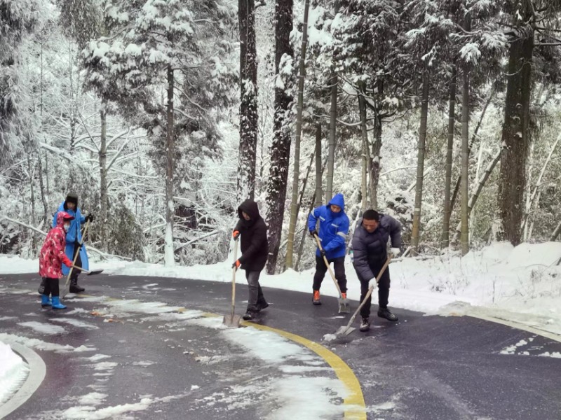 图为三天门分场干部职工在景区扫除积雪。